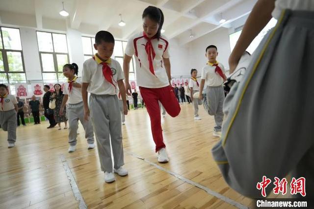 奥运冠军徐诗晓、孙梦雅为青少年讲授开学第一课